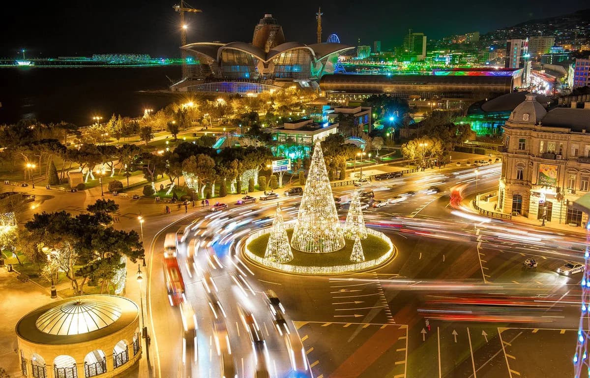 holiway travel baku bulvar gece gorunumu