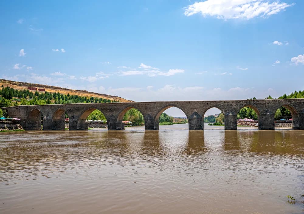 holiway travel diyarbakir on gozlu kopru dicle nehri