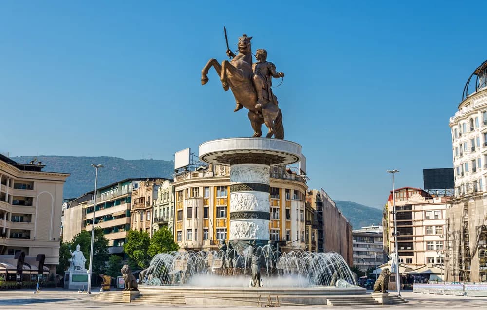 holiway travel buyuk iskender heykeli uskup meydan